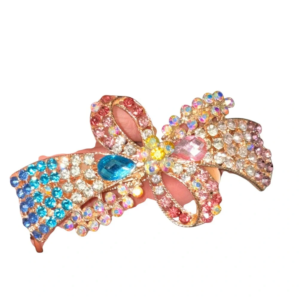 Unbranded ornate bow